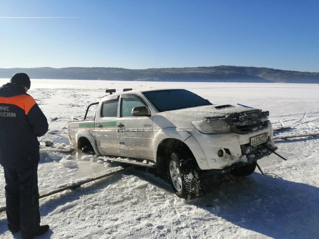 На реке Ангаре за сутки под лёд провалились два автомобиля